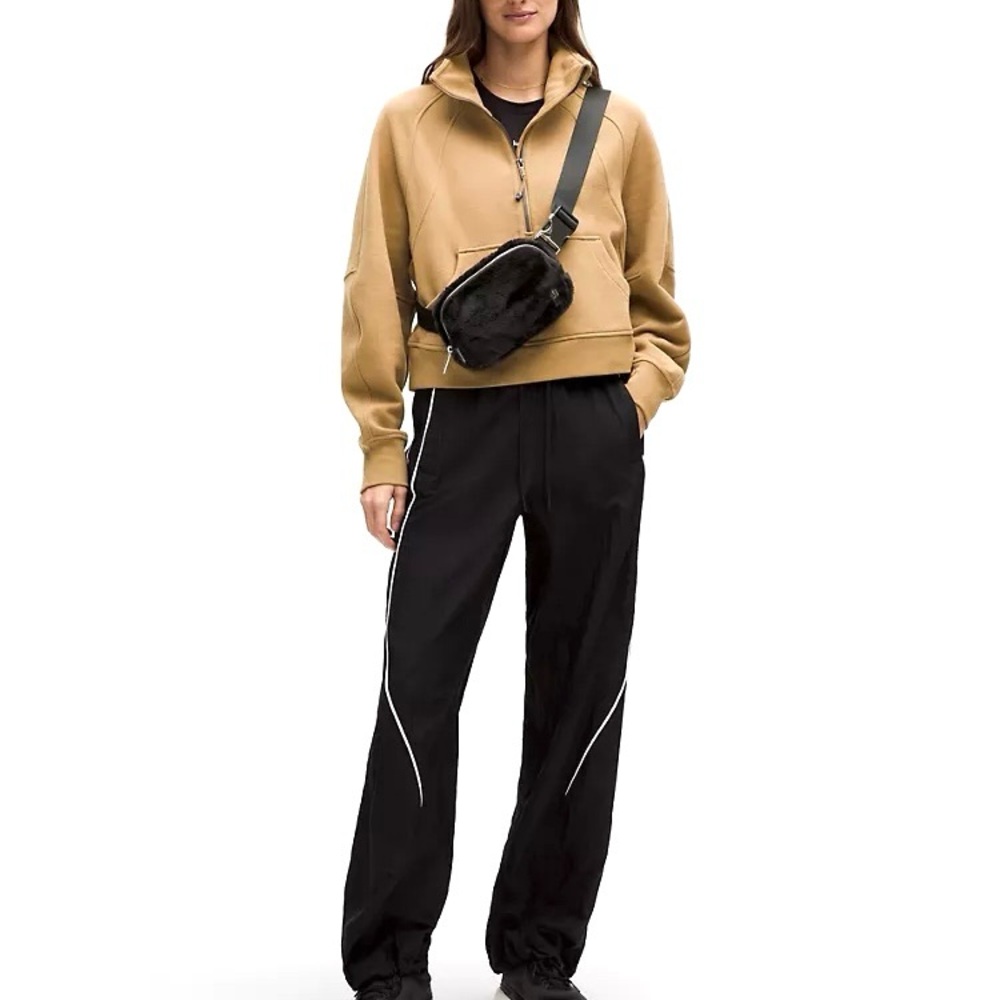Lululemon Everywhere Belt Bag
Plush Fleece, Black with Gold Accent hardware, NWT